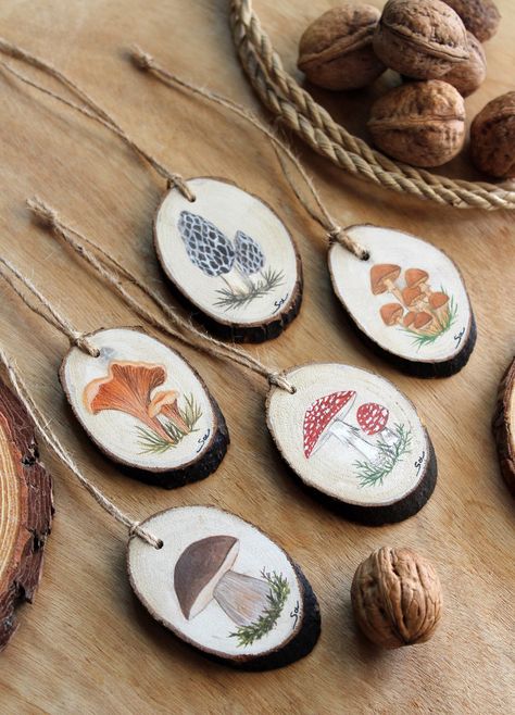 Wood Slabs Crafts, Dried Mushroom Crafts, Forest Christmas Ornaments, Round Wood Ornaments Ideas Diy, Christmas Art Gift Ideas, Homemade Mushroom Ornaments, Cottage Core Jewelry Aesthetic, Wood Cookie Art, Ornament Wood Slices