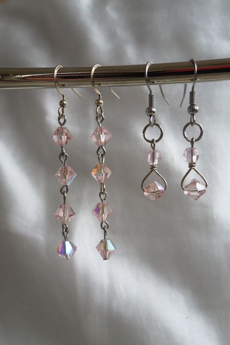 See my Etsy for more lighweight and handmade wire jewelry! Resin Art Tutorial, Art Tutorial For Beginners, Anting Manik, Wire Jewelry Earrings, Pink Crystal Earrings, Homemade Earrings, Resin Coaster, Easy Jewelry, Resin Coasters