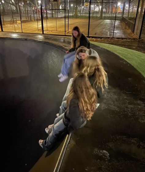 Skater Group Aesthetic, Friend Group Of 4 Aesthetic, Skate Friend Group, Skater Friend Group Aesthetic, Skater Friend Group, Skate With Friends, Grunge Friend Group, Friend Group Of 4, Skater Group