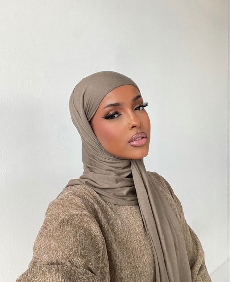 Cozy Dress Outfit, Ig Pics, Cozy Dress, Beautiful Muslim Women, Human Poses Reference, Human Poses, Beat Face, Instagram Pose, Only Girl