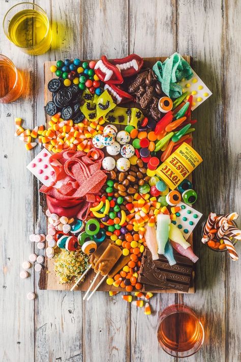 Halloween Grazing Boards That’ll Make You the Ultimate Halloween Host – SheKnows Candy Charcuterie, Plateau Charcuterie, Diy Dessert, Candy Board, Dulces Halloween, Cake Ball, Halloween Fest, Bonbon Halloween, Charcuterie Platter