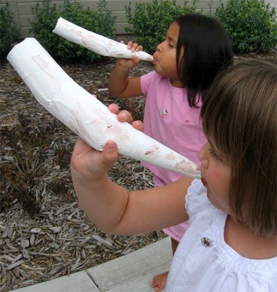 Happy Feast of Trumpets! This is a great idea for the kids.... shofar made of toilet paper rolls, party horns, and paper mache. Rosh Hashana Crafts, Rosh Hashanah Table, Rosh Hashanah Greetings, Yom Teruah, Happy Rosh Hashanah, Rosh Hashanah Cards, Homemade Musical Instruments, Jewish Crafts, Feast Of Tabernacles