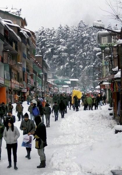 Manali town , HP , India. Kulu Manali Photography, Manali Aesthetic, Kulu Manali, Trekking Photography, India Places, Kashmir Pakistan, Kullu Manali, India Travel Places, Mother India