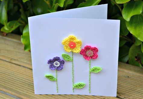 crochet flower card Crochet Flowers Pattern, Crocheted Flowers, Green Dragonfly, Flower Card, Crochet Decoration, Crochet Flower Tutorial, Crochet Flower Patterns, Crochet Applique, Card Patterns