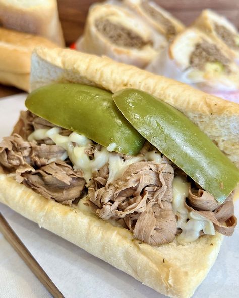 Chicago Beef Sandwich, Chicago Style Italian Beef, Beef Recipes Easy Quick, Fall Sandwiches, Chicago Italian Beef, Italian Beef Crockpot, Italian Beef Sandwich, Italian Beef Recipes, Delish Dinners