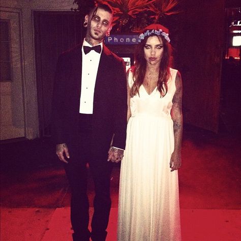 halloween couple costume: dead/Zombie bride & groom Aladdin Halloween Costumes, Dead Bride And Groom Costume, Dead Bride And Groom Halloween, Zombie Bride And Groom Costume, Jasmine And Aladdin Costumes, Bride And Groom Halloween Costumes, Mouse Halloween Costumes, Halloween Costumes Harley Quinn, Zombie Bride And Groom