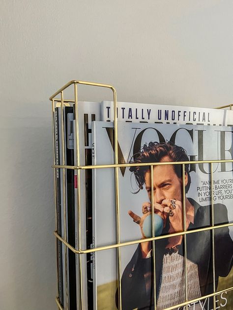 Magazine Display Ideas Bedroom, Magazines In Bedroom, Magazine Home Decor, How To Display Magazines, Magazine Collection Display, Magazine Decor Ideas, Magazine Room Decor, Vogue Room Decor, Magazine Display Ideas