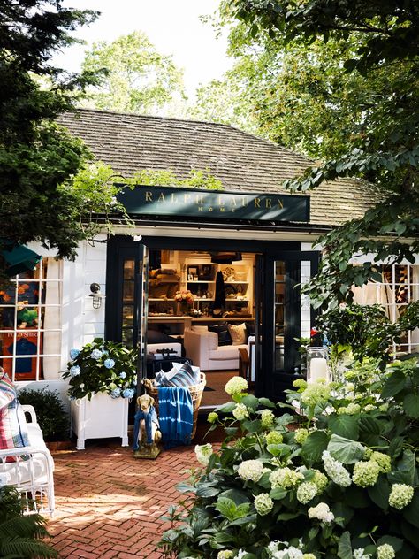 Step inside Ralph Lauren's quaint Home Cottage set behind the charming store in the heart of Southampton village on Jobs Lane. Colonial Remodel, Ralph Lauren Interiors, Ralph Lauren Store, Interior Design Layout, Home Cottage, Cottage Interior, Cottage Interiors, Ralph Lauren Style, Home Good