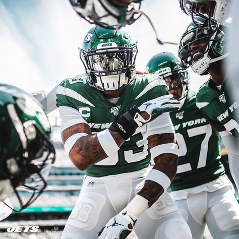 Tuff Football Pics, Linemen Football Drip, Football Quarterback Aesthetic, Tulane Football, Football Wide Receiver Drip, Linemen Football, Black And White Football, College Football Uniforms, Jets Football