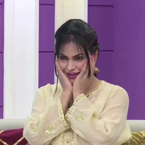 Veena Malik's Overacting Annoys Public Veena Malik, Shoaib Malik, Internet Packages, Birthday Posts, Getting Divorced, Pakistani Dramas, Love Deeply, Single Mothers, New Love