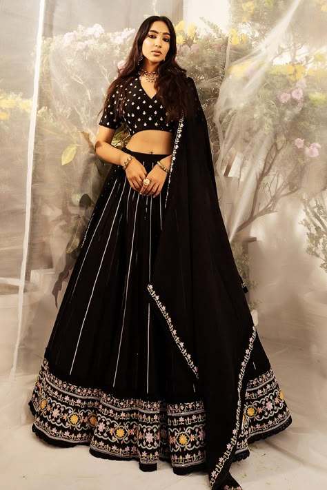 Simple Lehenga, Black Lehenga, Trendy Outfits Indian, Indian Outfits Lehenga, Wedding Lehenga Designs, Lehenga Designs Simple, Gaun Fashion, Traditional Indian Dress, Embroidered Lehenga