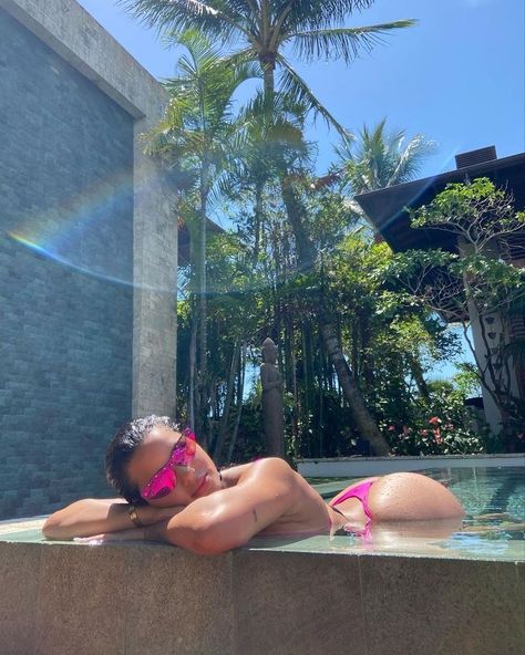 Instagram influencer katya Elise Henry posing for insta photo on vacation holiday in the pool in a pink bikini Pool Poses, Pool Photography, Beach Instagram Pictures, Summer Poses, Pool Picture, Summer Picture Poses, Shotting Photo, Beach Pictures Poses, Beach Photography Poses