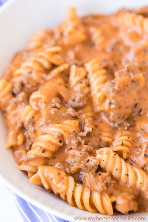 This easy and tasty beef pasta recipe is a cheeseburger version of homemade hamburger helper. A one skillet meal that the entire family will love. One Skillet Hamburger Helper, Cheap Hamburger Meals, Hamburger Noodle Recipes, Hamburger And Noodle Recipes, Beef Pasta Hamburger Helper, Crafts Organization, Hamburger Helper Recipes, Sausage Recipes For Dinner, Beef Pasta Recipes