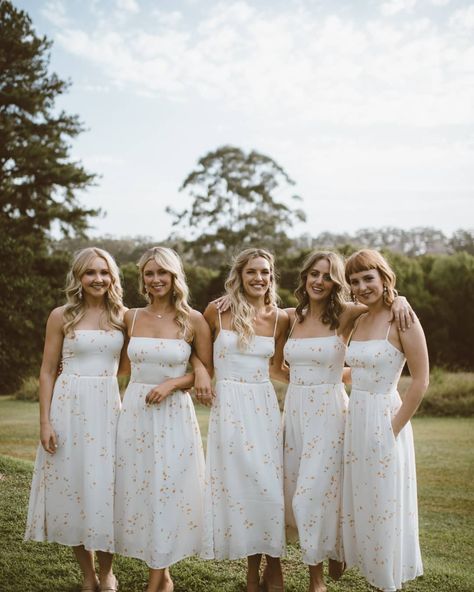 Together Journal (@togetherjournal) • Instagram photos and videos Bridal Party Photography, English Country Weddings, Together Journal, Bridesmaid Inspiration, Bridesmaids Photos, Wedding Party Photos, Wedding Prep, French Wedding, Bridesmaid Outfit