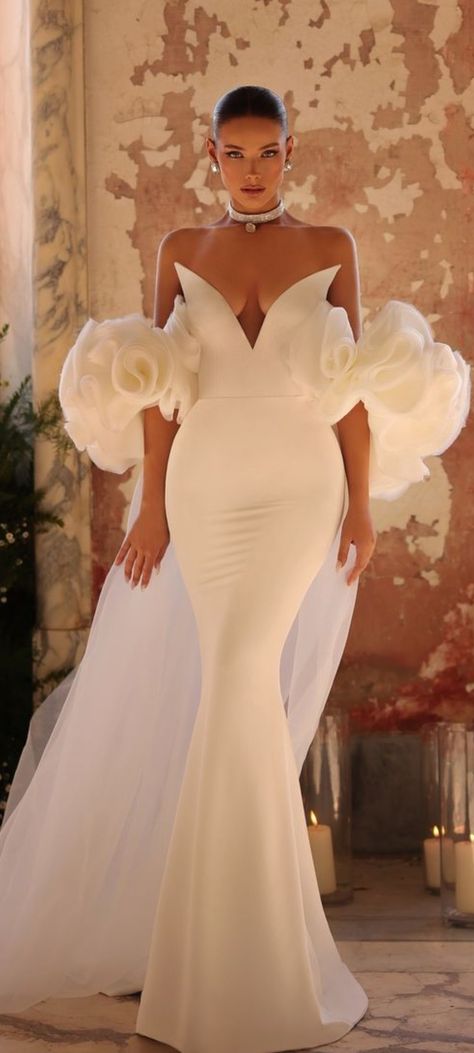 Cream Wedding Guest Dress, Vintage Glam Wedding Dress, Dramatic Sleeve Wedding Dress, Modern Mermaid Wedding Dress, White Gowns Elegant Classy, Vogue Wedding Dresses, Couture Gowns Wedding, Flamenco Wedding Dress, Avant Garde Wedding Dress