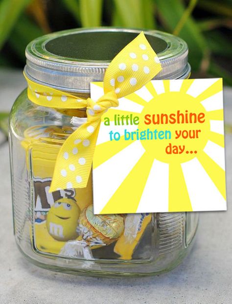 Sending Sunshine Box of Sunshine Printable Gift Tag Friend | Etsy Christmas Gifts For Your Boss, Gifts For Your Boss, Coworkers Christmas, Box Of Sunshine, Cheer Up Gifts, Christmas Gifts For Coworkers, Diy Gifts For Friends, Thoughtful Christmas Gifts, Crafty Gifts