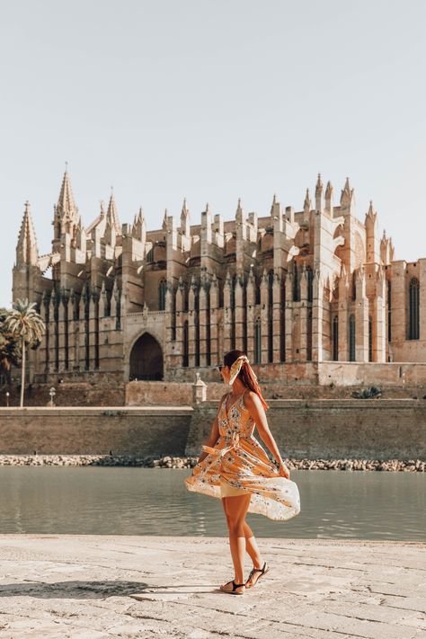 A girl in front of a cathedral in Palma Mallorca Mallorca Instagram Pictures, Mallorca Photo Ideas, Things To Do In Palma De Mallorca Spain, Palma De Mallorca Photo Ideas, Mallorca Spain Beach, Mallorca Island, Europe Photos, Majorca, Santa Maria