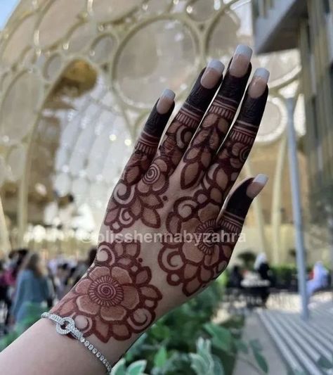 Most beautiful arabic back hand mehndi designs collections Sempal Mehandi Design New, Finger Mehendi Designs Stylish, Arabic Back Hand Mehndi Designs, Glowing Hands, Front Hand Mehndi Design, Front Hand Mehndi, Hand Mehndi Designs, Back Hand Mehndi, Hand Mehndi Design