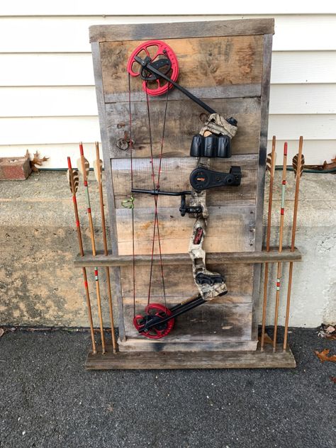 Hunting Room Design, Diy Archery Target, Diy Archery, Bow Rack, Bow Display, Handyman Projects, Hunting Room, Archery Target, Bow Ideas