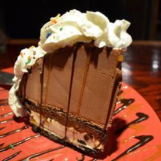 Copycat Red Robin Mountain High Mudd Pie - love this in the restaurant, so definitely want to try this! Copycat Red Robin, Mud Pie Recipe, Mississippi Mud Pie, Chilled Desserts, Sugar Free Sweets, Cream Pie Recipes, Cream Cakes, Red Robin, Mountain High