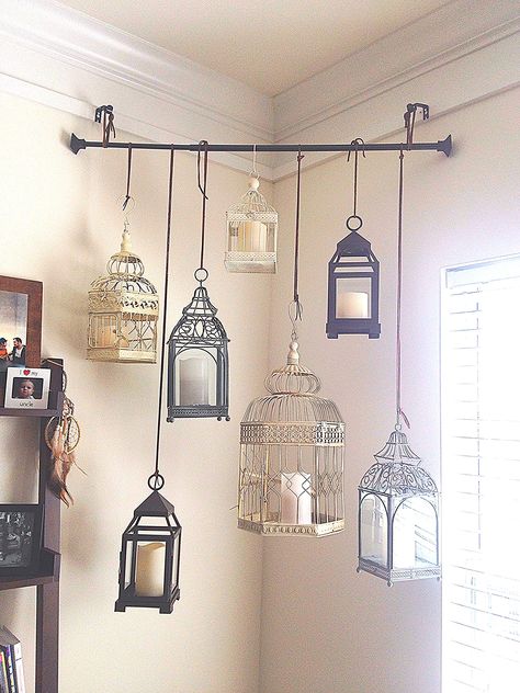 Lanterns in the corner. Lantern Home Decor Ideas, Bedroom Lanterns Decor, Hanging Glass Lanterns, Ceiling Corner Decor, Hanging Corner Decor, Hanging Lights In Living Room Corner, Hanging Lanterns Bedroom, Lantern Decor Bedroom, Hanging Lanterns Living Room