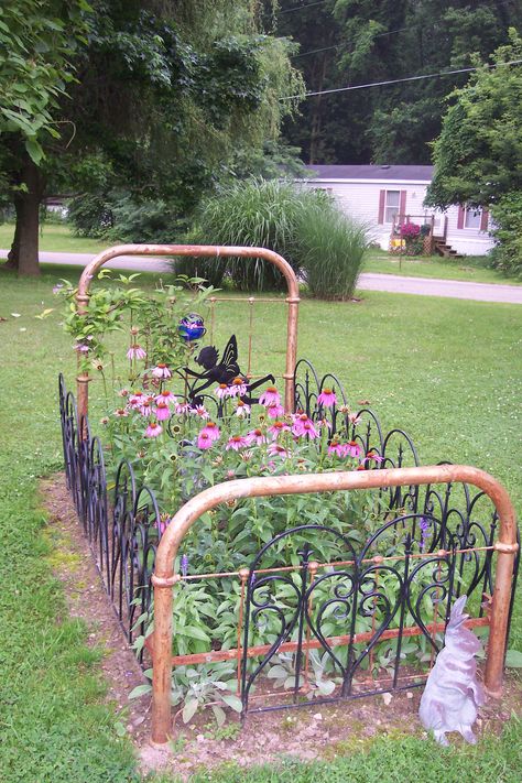 Recycled Garden Projects, Design A Garden, Garden Goals, Small Garden Ideas, Iron Bed Frame, Corner Garden, Recycled Garden, Home Garden Design, Iron Bed