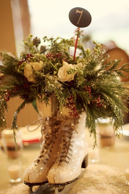 Another chirstmas decoration using ice skates.. you always see ice skates at the goodwill.. spray glue and glass glitter:  GORGE! Candy Centerpieces Wedding, Natal Country, Winter Wedding Centerpieces, Candy Centerpieces, Ice Skates, Primitive Christmas, Noel Christmas, Country Christmas, Christmas Centerpieces