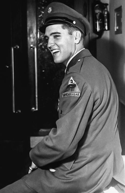 elvis in black and white 🫶 Army Elvis, Elvis Presley Army, Velvet Elvis, Elvis Presley Wallpaper, Elvis Presley Images, Wall Pics, Young Elvis, Elvis Presley Pictures, Elvis And Priscilla