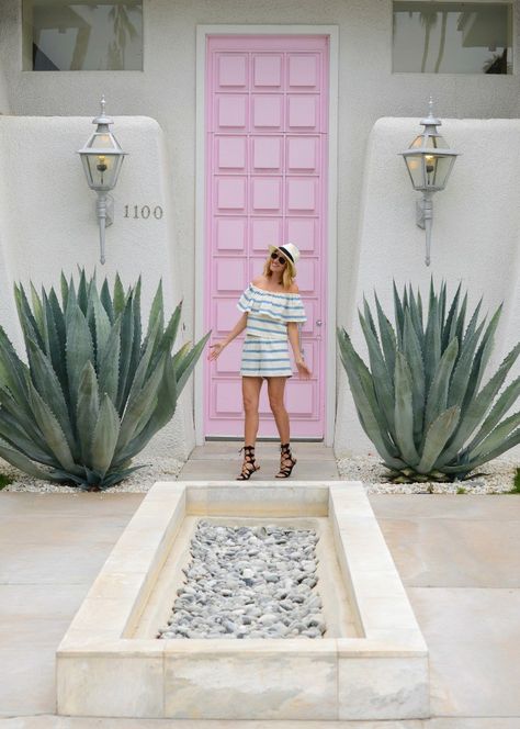 Palm Springs #thatpinkdoor Palm Springs Houses Exterior, Palm Springs Homes Mid Century, Palm Springs House Exterior, Palm Springs Living Room, Palm Springs Landscaping, Palm Springs Houses, Palm Springs Decor, Mobile Home Exteriors, Cactus House Plants