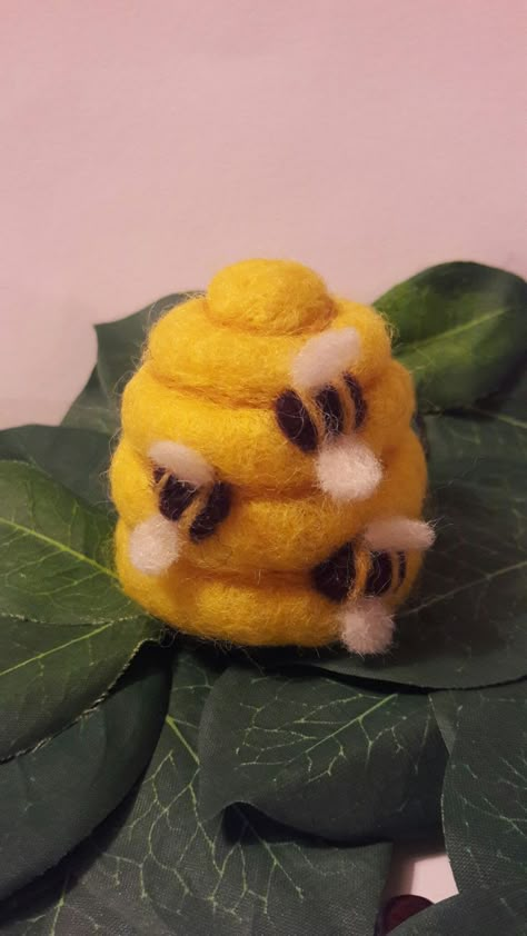 Needle Felted Bees, Bee Felt, Felting Diy, Needle Felting Ideas, Wool Felt Projects, Needle Felting Diy, Felted Wool Crafts, Wool Needle Felting, Needle Felting Tutorials