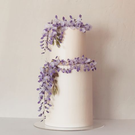 Wisteria Cake Ideas, Cake Decorated With Lavender, Wedding Cake Lilac Flowers, Two Tier Wedding Cake Lavender, Wedding Cake Lavender Flowers, Lavendar Wedding Cakes, Wedding Cake Violet, Lilac Wedding Cakes, Wisteria Wedding Cake