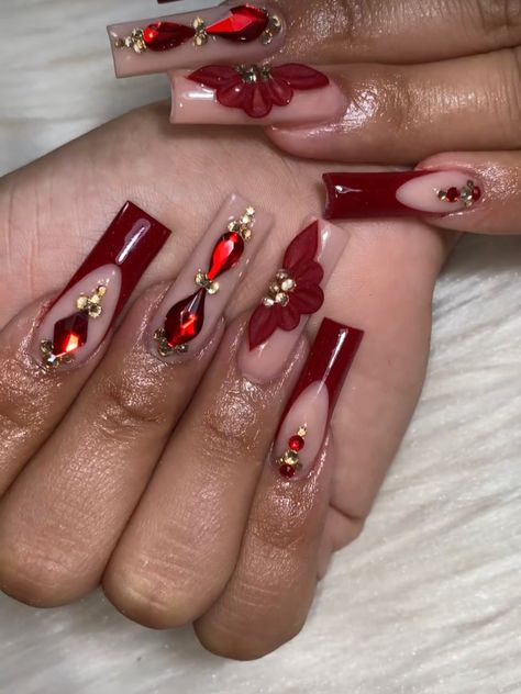 Maroon Acrylic Nails Ideas, Cute Maroon Nails Acrylic, Red Nails For Quinceanera Medium, Red And Gold Xv Nails, Quince Nails Burgundy And Gold, Maroon Quinceanera Nails, Red Quince Nails With Roses, Maroon Nails Acrylic Burgundy, Wine Prom Nails