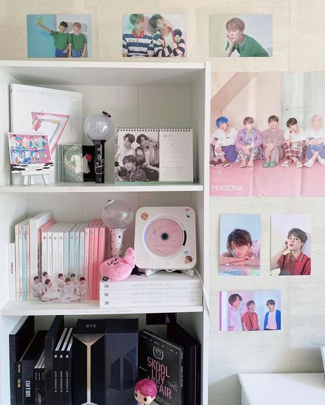 Album Shelf, Kpop Desk, Kpop Shelf, Wallpaper Decor Bedroom, Artistic Room, Bts Room, Army Room Decor, Kpop Room, Ideas Decoracion