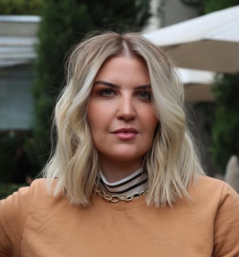 Medium Bob Haircut For Round Face Plus Size Wavy Lob, Blonde Bob On Plus Size, Medium Length Haircut For Thick Hair Round Faces Over 40, Textured Lob Round Face, Blonde Bob Plus Size, Long Bob For Round Face Double Chin, Lob Round Face Plus Size, Lob For Round Face Fine Hair, Mom Bob Haircut Round Face