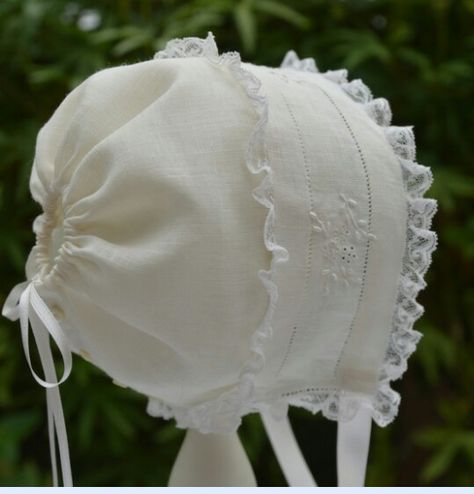 Gorro Baby Bonnet Pattern, Baby Heirloom, Angel Gowns, Bonnet Pattern, Vintage Baby Clothes, Baby Garments, Baby Clothes Patterns, Christening Dress, Baby Bonnets