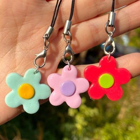 Aethestic Keychain, Clay Art To Sell, Clay Flower Keychain, Small Clay Keychains, Aesthetic Clay Keychain, Clay Keyring Ideas, Handmade Clay Keychains, Cute Things To Make And Sell, Flour Clay Ideas