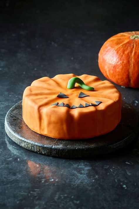 Denne halloween kage pyntes som et græskar og er derfor perfekt til halloweenfesten, hvor der skal gøres lidt ekstra ud af desserten. Trøffelcreme og appelsinskal gør, at kagen smager fantastisk. Halloween Mat, Halloween Mats, Halloween Fest, Halloween 2023, Pumpkin Carving, Fondant, Dessert, Carving, Snacks