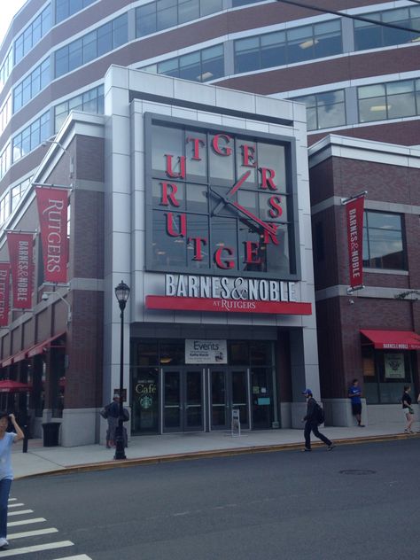 Barnes & Noble at corner of College Ave & Somerset, New Brunswick, NJ. Rutgers New Brunswick, Rutgers Aesthetic, Rutgers University New Brunswick, College Pic, University Food, New Brunswick New Jersey, Catholic Aesthetic, College Pictures, Senior Szn