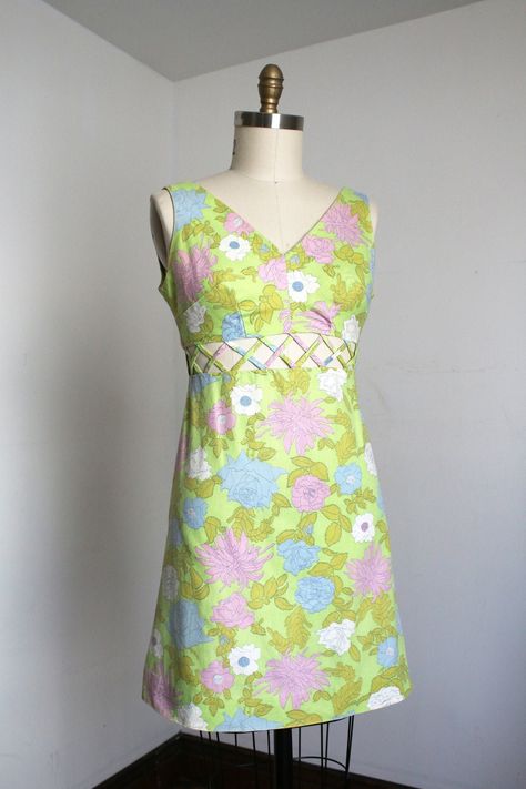 Super adorable green floral bare midriff dress from the 1960s. Probably one of my favourite trends of the era! how fun Zip down the back.  Label: Carol Brent  Measurements: { small / medium } Bust: about 38" when measured around the bust but was a bit small on the dress form with 39" bust so maybe meant to fit 36/37"? Waist: 28" Hips: 38" Length: 34" Condition: excellent vintage condition with minor signs of wear - sold as found. washed and ready to wear ☆Shop☆ http://www.trunkofdresses.com/ Midriff Dress, Fashion 1960s, Vintage Closet, 20 Off Sale, Vintage Style Dresses, 1960s Fashion, 60s Fashion, Dress Form, Vintage 1960s