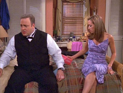 King of queens Carrie Heffernan Outfits, Carrie Heffernan, Kevin James, 00s Style, Leah Remini, Great Comedies, King Of Queens, Queen Outfit, Amanda Bynes