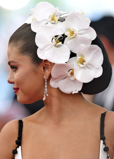 17 of the Most Whimsical Headpieces from the Met Gala - Selena Gomez with white flowers Met Gala Red Carpet, The Met Gala, Sweet Lady, Selena Gomez, Get Inspired, Red Carpet, Carpet, Flowers, Hair