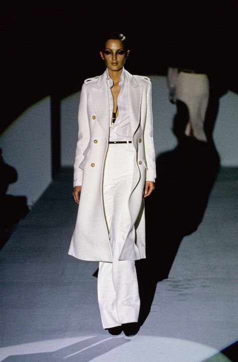 Gucci Fall 1996 Ready-to-Wear Fashion Show - Chandra North Chandra North, Gucci 90s, Tom Ford For Gucci, Gucci By Tom Ford, Gucci Runway, Tom Ford Gucci, Fashion Decades, Versace Couture, Designer Coats