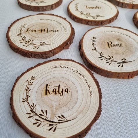 These personalized place cards are suitable for your wedding, baptism, birthday and many other celebrations. Not only do they give your celebration a very personal and rustic touch, they also make great guest gifts and souvenirs. The wooden discs made of pine wood have a diameter between around 8-9 cm and are around 1 cm thick. They are made in our small family workshop and customized for you with a professional laser. After ordering, please send us a message with the name list, your name and th Wood Name Plate, Wooden Wedding Table Decor, Wood Chargers, Personalized Place Cards, Name Plate Design, Table Name Cards, Wood Plate, Wood Names, Signing Table Wedding