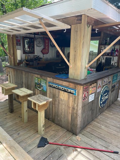 Recycled materials make up this grilling area and bar. Outdoor Bar And Grill, Outdoor Tiki Bar, Bbq Shed, Grilling Area, Outdoor Grill Station, Diy Outdoor Bar, Bar Shed, Outside Bars, Bar Exterior