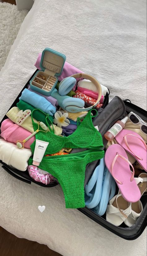 Packing Aesthetic, Summer Packing, 사진 촬영 포즈, Travel Essentials For Women, Summer Goals, What In My Bag, Summer Bucket, Summer Feeling, Essential Bag