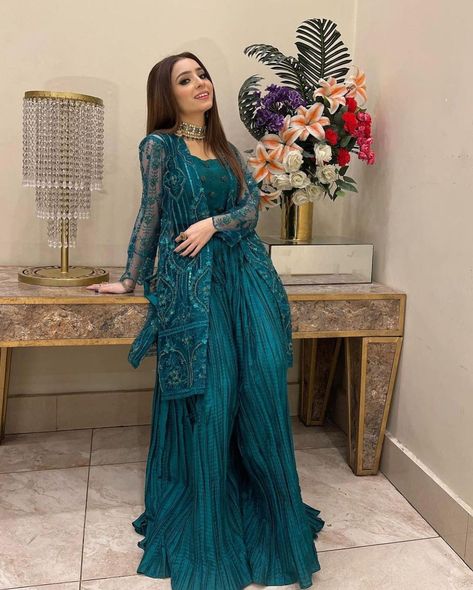 Fancy Net Dresses Pakistani, Shadi Wear Dresses, Maxi Dress Pakistani, Pakistani Wedding Outfits Sisters Ideas, Simple Eid Outfit Ideas, Pakistani Eid Outfits, Eid Outfits Pakistani, Eid Outfit Ideas, Bridal Dresses Pakistan