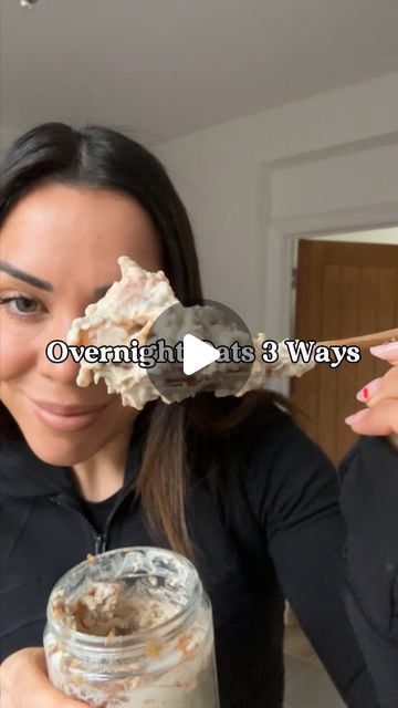 Dr Hazel Wallace BSc MSc MBBCh on Instagram: "Overnight oats recipe (3 ways) 👇 

Okay slight exaggeration that it was everyday but it was essentially ✨everyday I was on shift✨ which was most days of the week. They also works quite nicely as a 3am snack for my night shift friends! 🌙 

What you will need 👇

✨BASE ✨
100g yogurt 
1 heaped tbsp protein powder (vanilla or chocolate)
180ml milk (approx - add less if not use protein powder)
1 tbsp chia seeds (approx 10g) 
45g rolled oats
Nut butter (optional)

(Ps. You can easily increase the portion sizes by keeping the ratios the same 💕)

🍏 Apple and cinnamon 
1 chopped apple
1/2 tsp Cinnamon 
2 tsp Maple syrup 

Method : make the base. Cook the chopped apple in a pan with maple syrup and cinnamon. 

🫐 Blueberry vanilla 
Handful of blueber Hazel Wallace, Rice Cake Recipes, Chia Seed Recipes, Healthy Fitness Meals, Oats Recipe, Portion Sizes, Fit Food, High Protein Breakfast, Overnight Oats Recipe