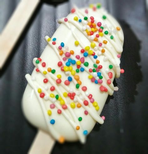 Cakesicles.. Simple ideas Cakesicles Ideas, Popsicles Cake, Cake Popsicles, Cookies Cupcake, Pops Cake, Chocolate Covered Treats, Charcuterie Platter, Cake Truffles, Cake Business