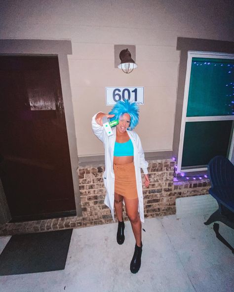 Woman Rick Sanchez from Rick and Morty halloween costume idea Female Rick Sanchez Costume, Female Rick Sanchez, Morty Halloween Costume, Rick Sanchez Costume, Rick And Morty Halloween, Rick And Morty Costume, Morty Costume, Halloween Costume Idea, Rick Sanchez