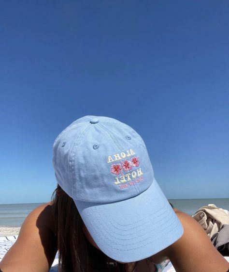 Summer Cap Aesthetic, Preppy Baseball Hat, Baseball Hats Aesthetic, Summer Baseball Cap, Beachy Hats, Modern Beachy Bedroom, Summer Hat Aesthetic, Baseball Hat Outfit Spring, Cute Baseball Hat Outfits